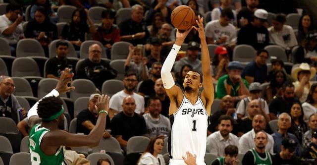 星空体育团队-福克斯：绿军居然沉退防文班 突破回传就是空位